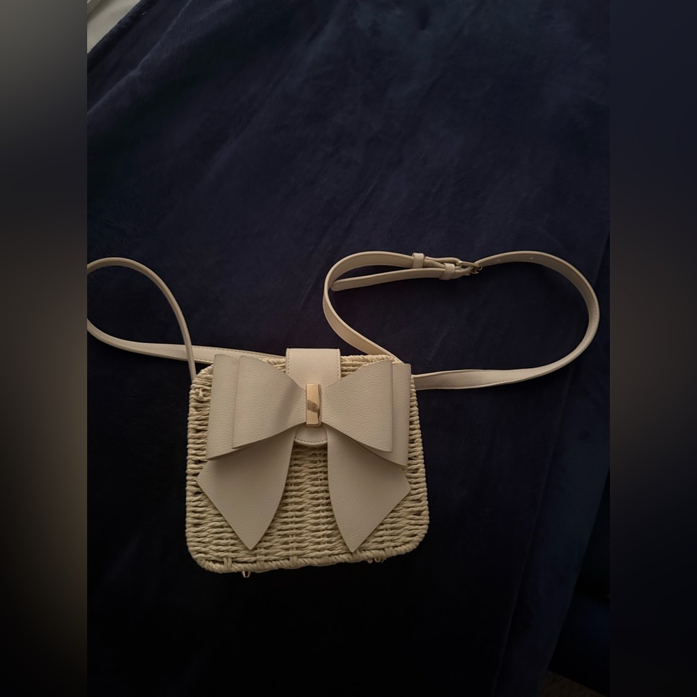 Cream Bow Straw Crossbody with Gold Accent - Picture 4 of 5